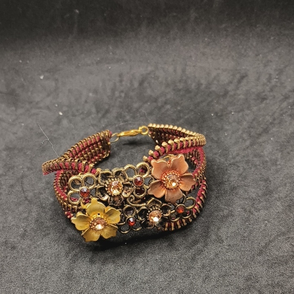 Elegant Floral Bracelet with Gold and Red Details